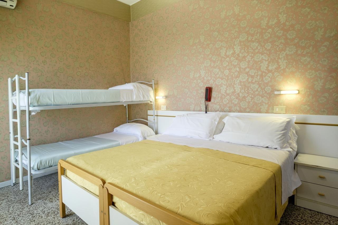 Hotel Giumer Ρίμινι Εξωτερικό φωτογραφία