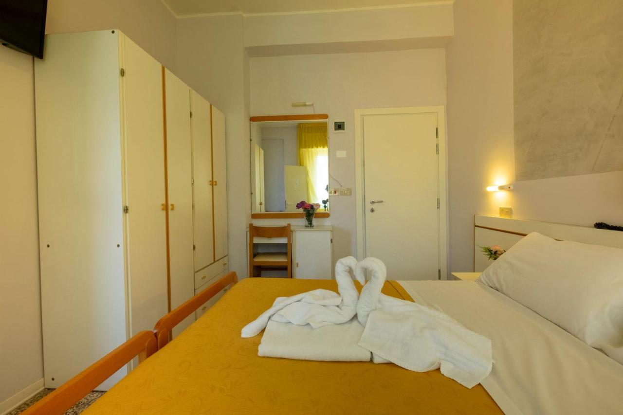 Hotel Giumer Ρίμινι Εξωτερικό φωτογραφία
