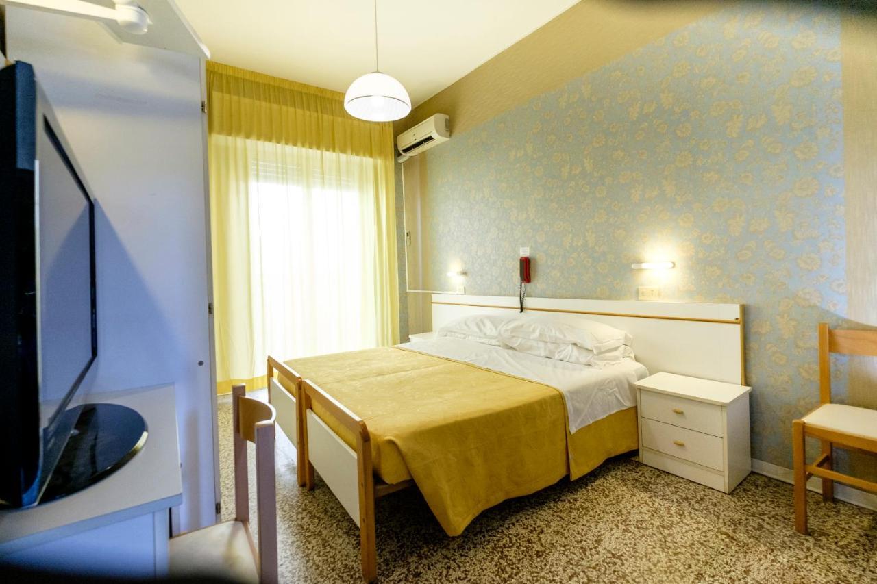 Hotel Giumer Ρίμινι Εξωτερικό φωτογραφία