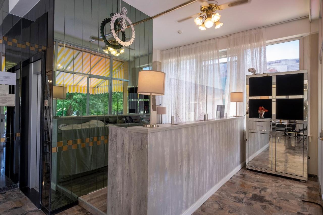 Hotel Giumer Ρίμινι Εξωτερικό φωτογραφία
