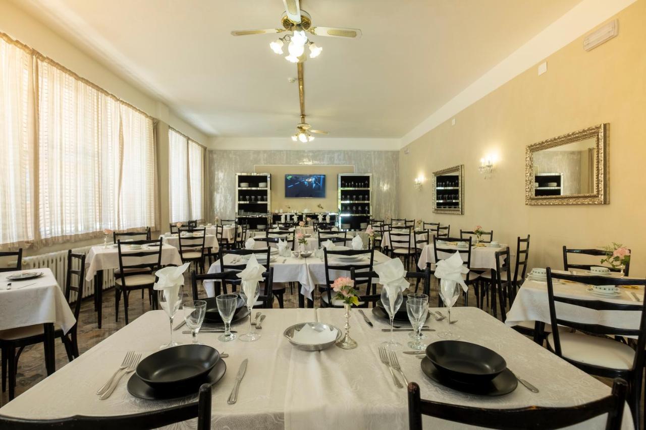 Hotel Giumer Ρίμινι Εξωτερικό φωτογραφία
