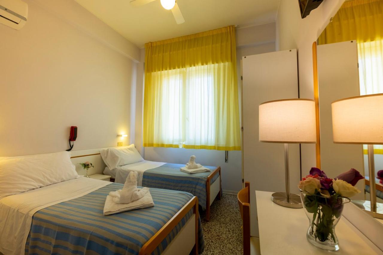 Hotel Giumer Ρίμινι Εξωτερικό φωτογραφία