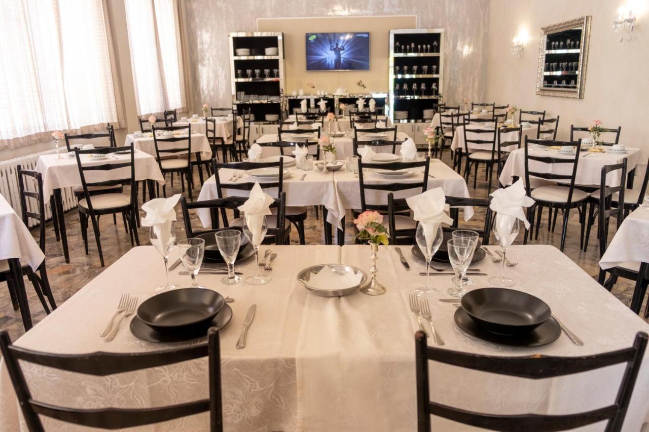 Hotel Giumer Ρίμινι Εξωτερικό φωτογραφία