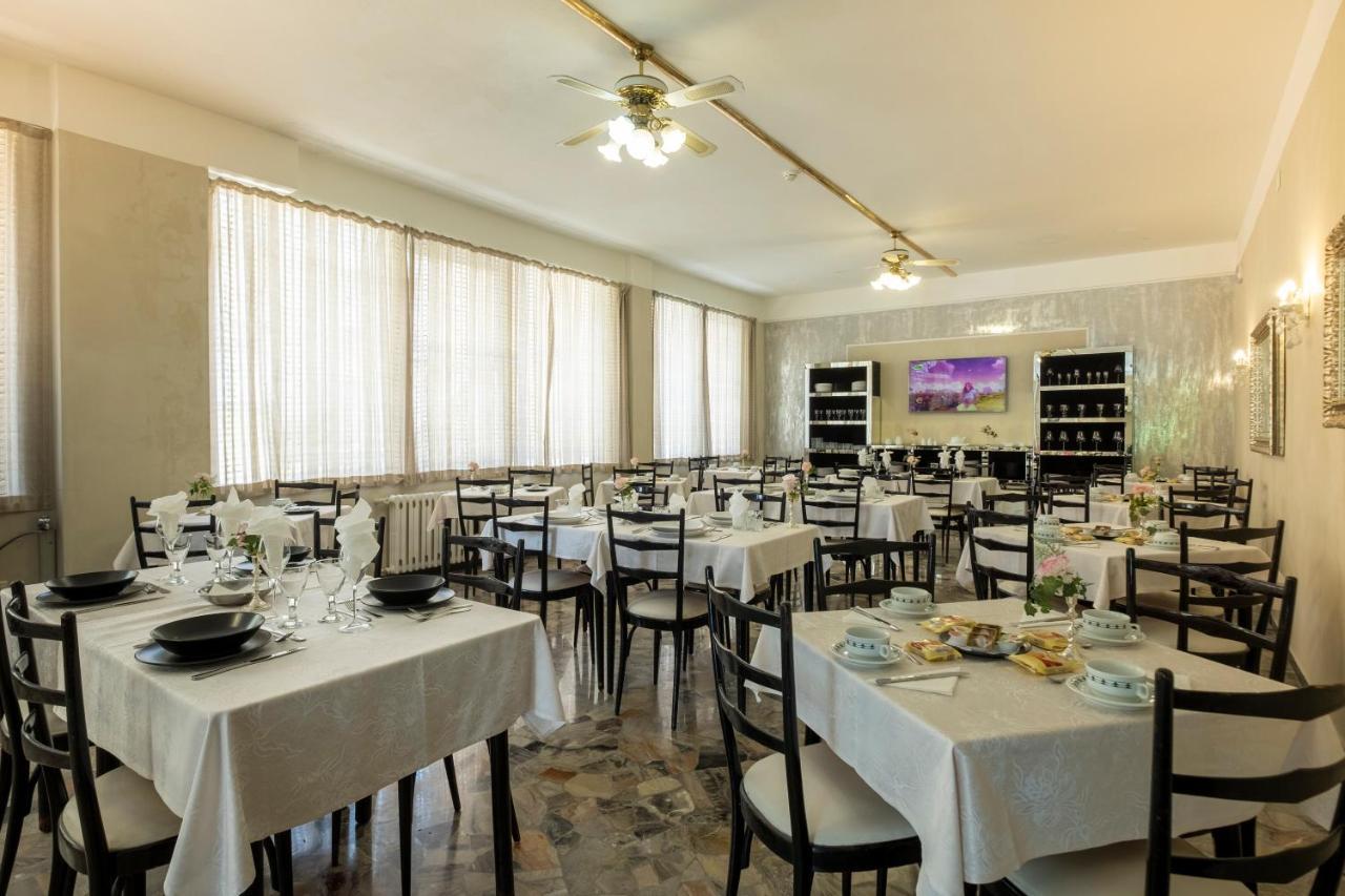 Hotel Giumer Ρίμινι Εξωτερικό φωτογραφία