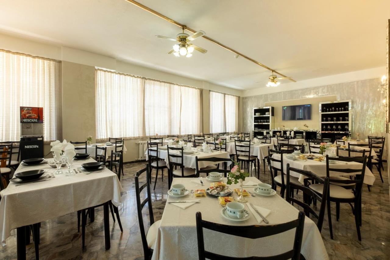 Hotel Giumer Ρίμινι Εξωτερικό φωτογραφία