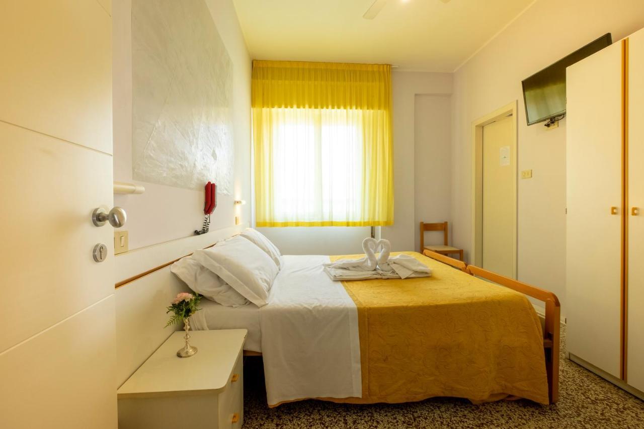 Hotel Giumer Ρίμινι Εξωτερικό φωτογραφία
