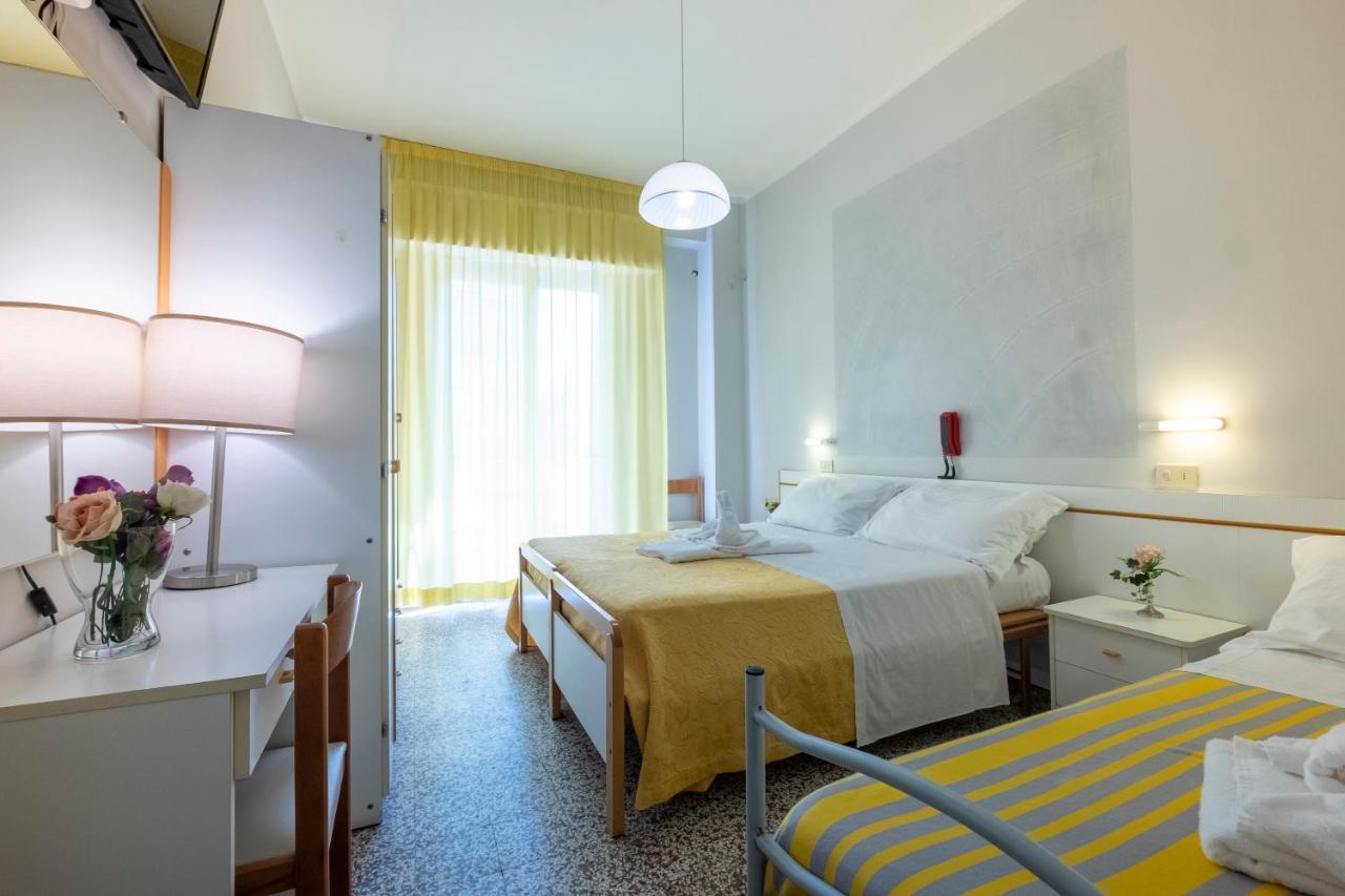 Hotel Giumer Ρίμινι Εξωτερικό φωτογραφία