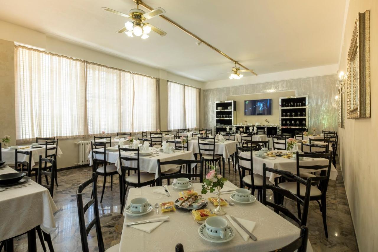 Hotel Giumer Ρίμινι Εξωτερικό φωτογραφία