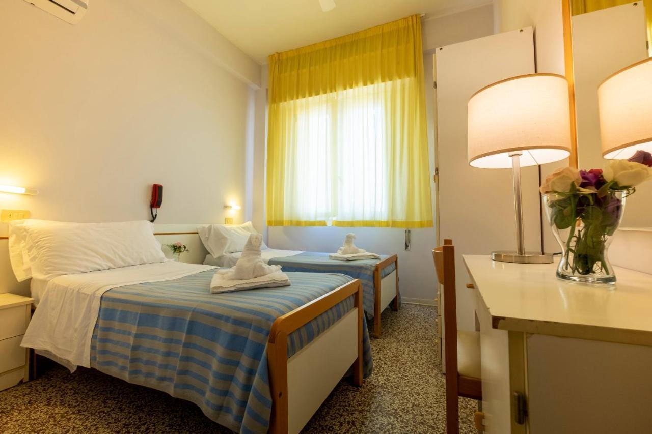 Hotel Giumer Ρίμινι Εξωτερικό φωτογραφία