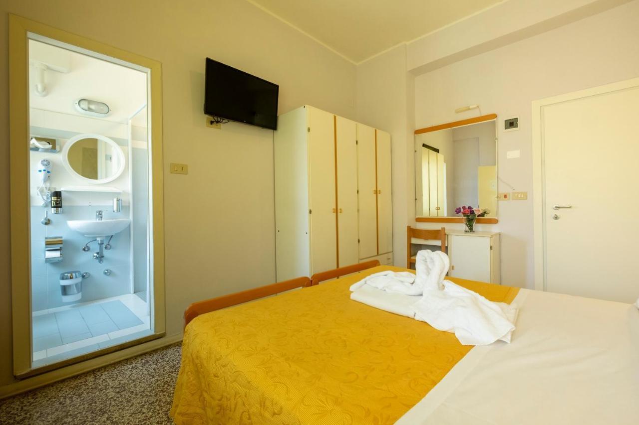 Hotel Giumer Ρίμινι Εξωτερικό φωτογραφία