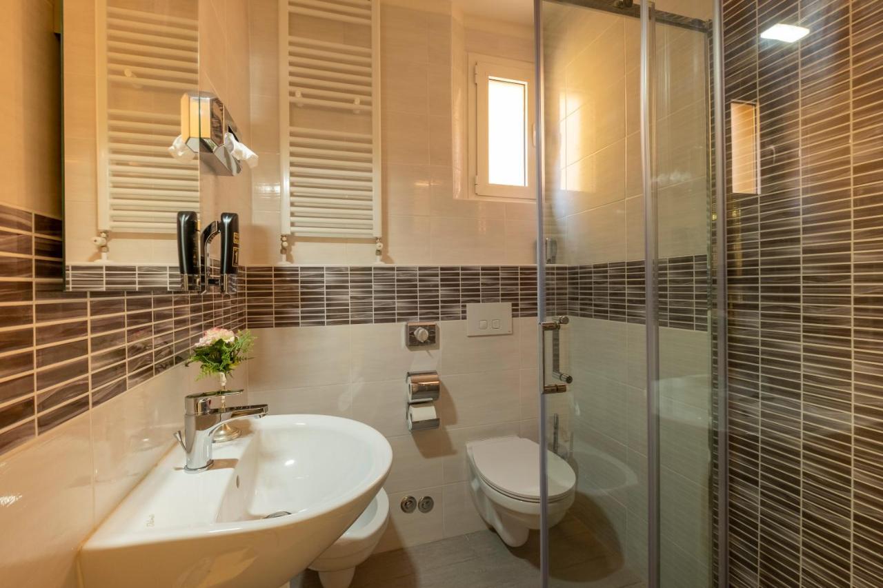Hotel Giumer Ρίμινι Εξωτερικό φωτογραφία