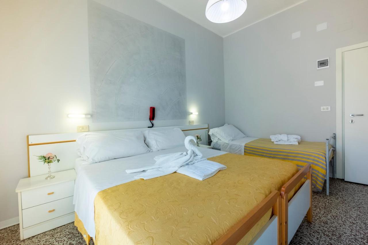 Hotel Giumer Ρίμινι Εξωτερικό φωτογραφία