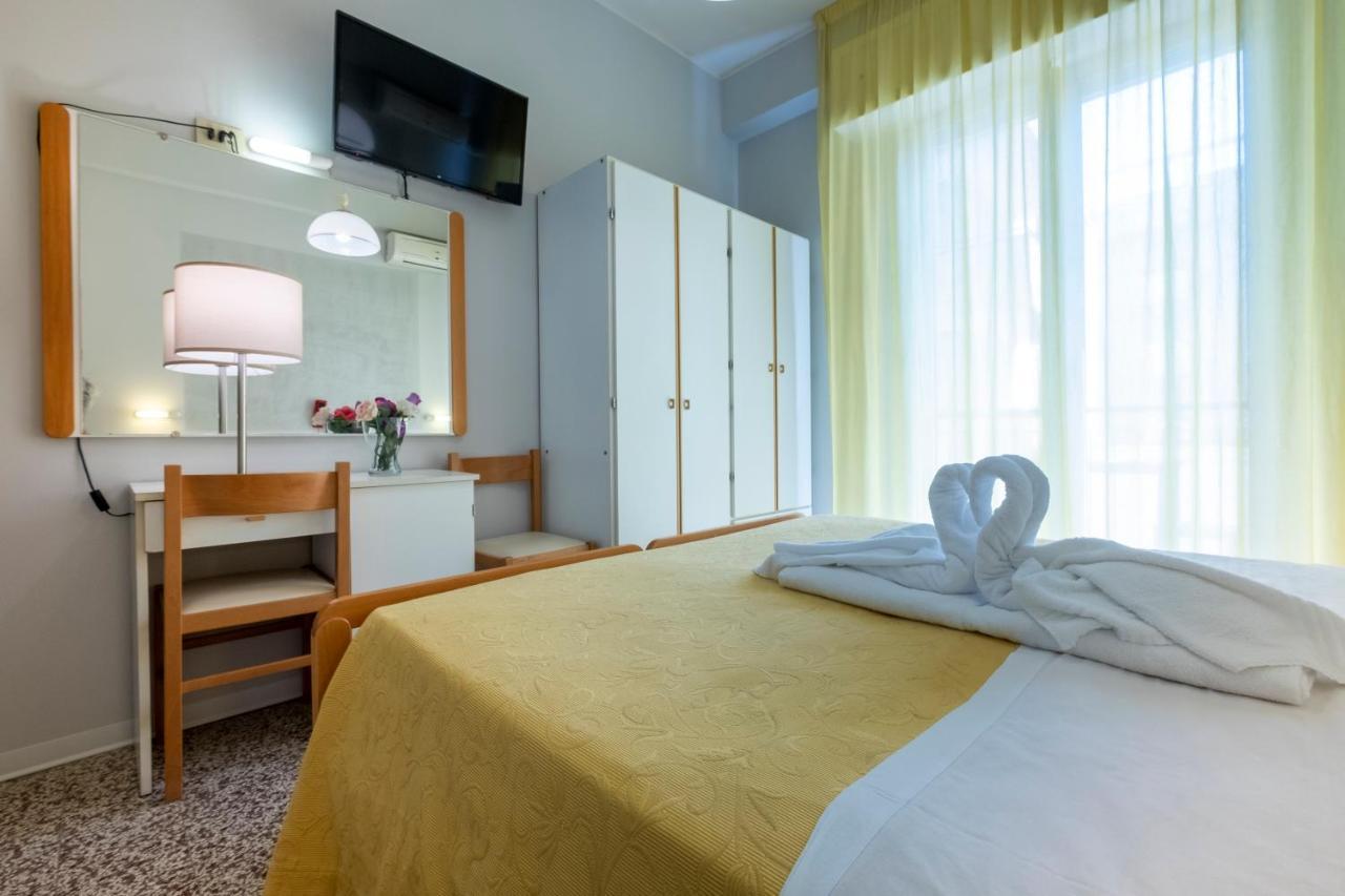 Hotel Giumer Ρίμινι Εξωτερικό φωτογραφία