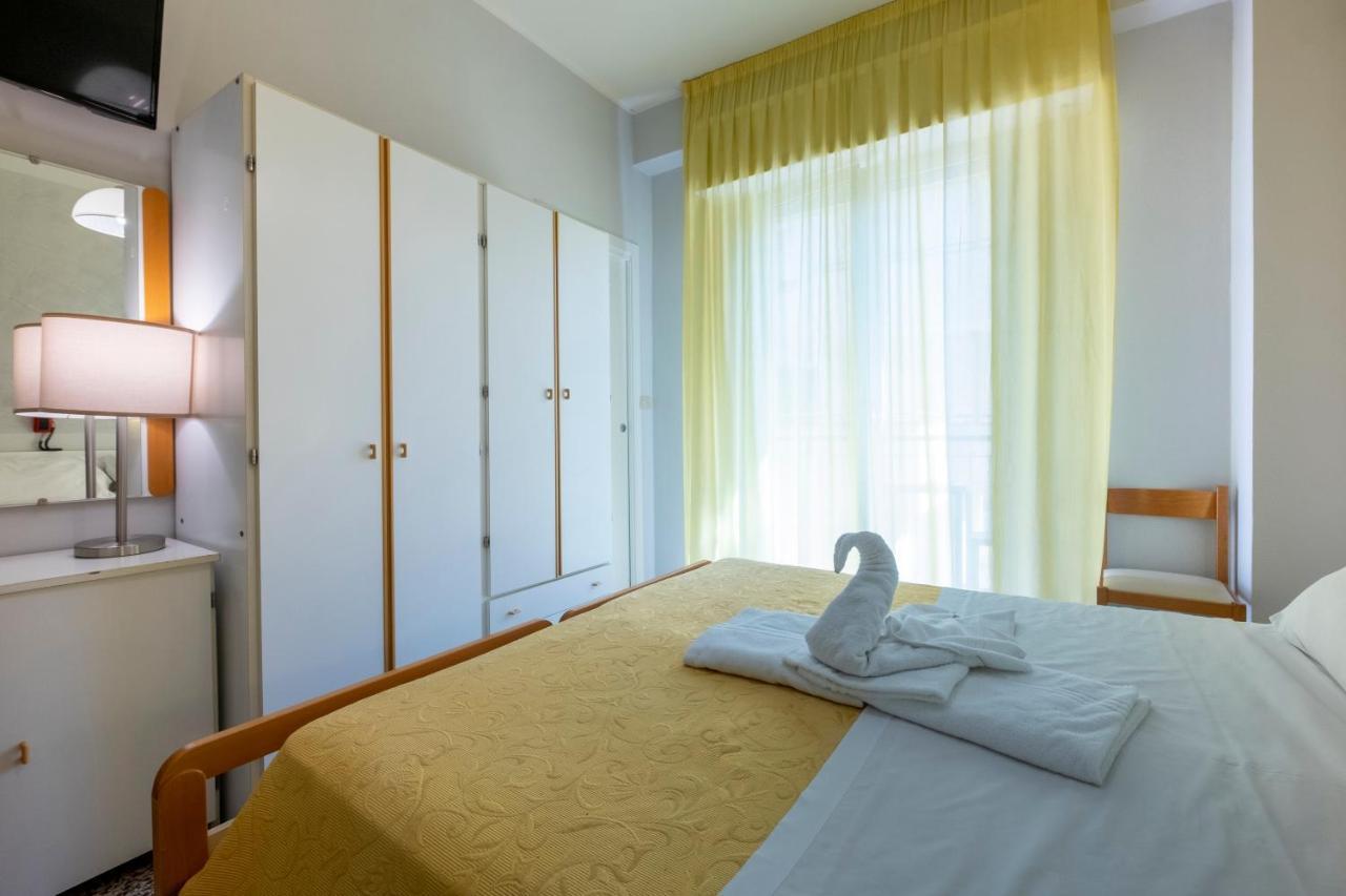 Hotel Giumer Ρίμινι Εξωτερικό φωτογραφία