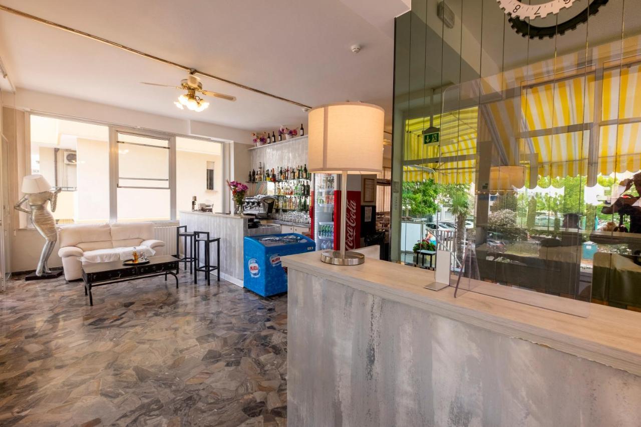 Hotel Giumer Ρίμινι Εξωτερικό φωτογραφία
